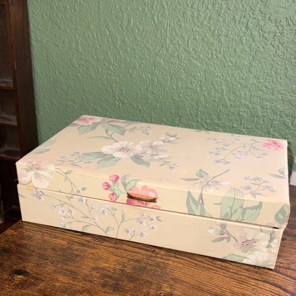 Vintage 1980s Beige Pastel Garden Bloom Floral Jewelry Hard Case Jewelry Box